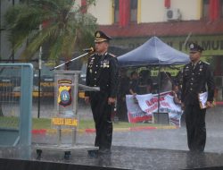 Semangat Personil Polresta Barelang Saat Upacara Bendera Peringatan Hari Lahir Pancasila Walaupun Diguyur Hujan