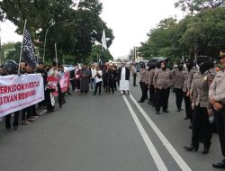 Solidaritas Kepada Masyarakat Melayu Rempang, Polrestabes Medan Kawal Aksi Demo Massa AMMBU di Masjid Raya Al Mashun