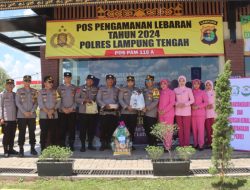 Bentuk Kepedulian Pimpinan, Kapolres Lampung Tengah Bersama Ketua Bhayangkari Kunjungi Pospam Ops Ketupat Beri Bingkisan